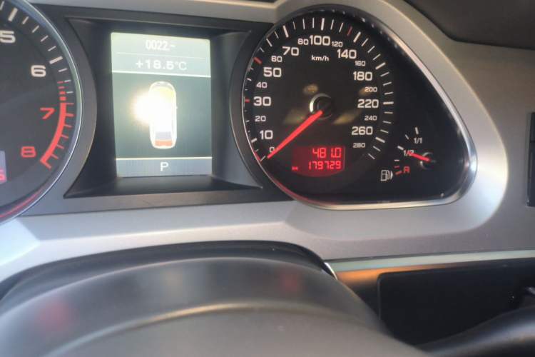 Used Audi A6L 2011 2.0 TFSI automatic Comfort trim Odometer Close Up