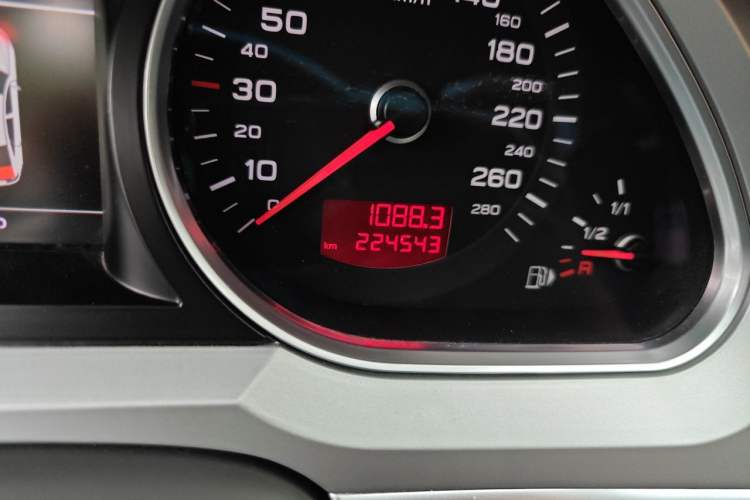 Used Audi A6L 2011 2.0 TFSI Automatic Standard Edition Odometer Close Up