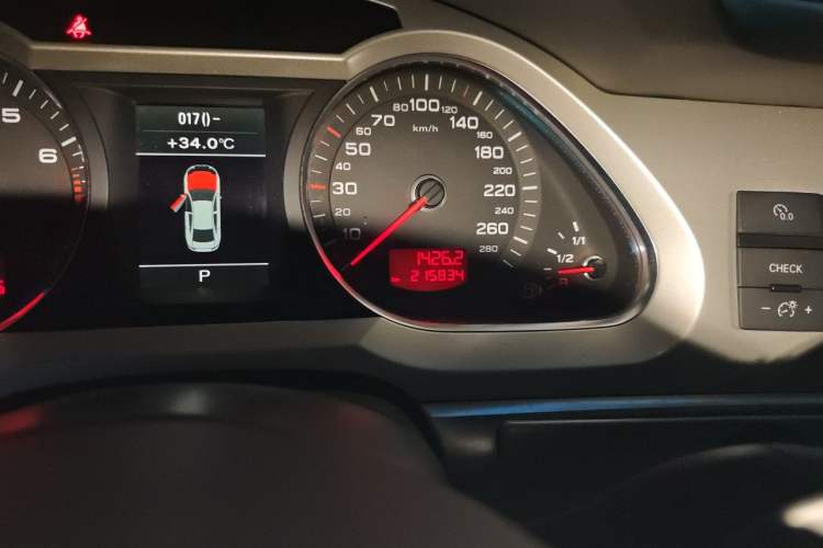 Used Audi A6L 2011 2.0 TFSI Automatic Standard Edition Odometer Close Up
