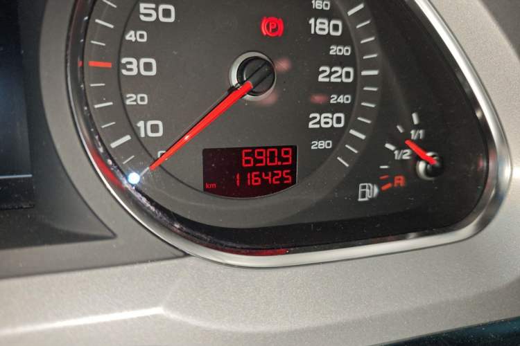 Used Audi A6L 2011 2.0 TFSI automatic Comfort trim Odometer Close Up