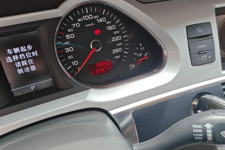 Used Audi A6L 2011 2.0 TFSI Automatic Standard Edition Odometer Close Up