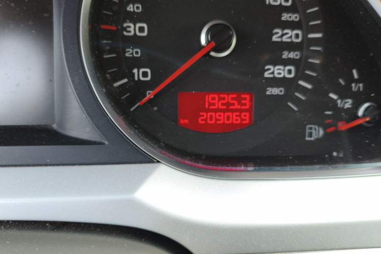 Used Audi A6L 2011 2.0 TFSI Automatic Standard Edition Odometer Close Up