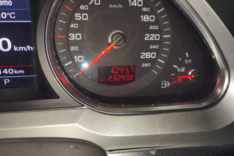 Used Audi A6L 2011 2.0 TFSI automatic Comfort trim Odometer Close Up
