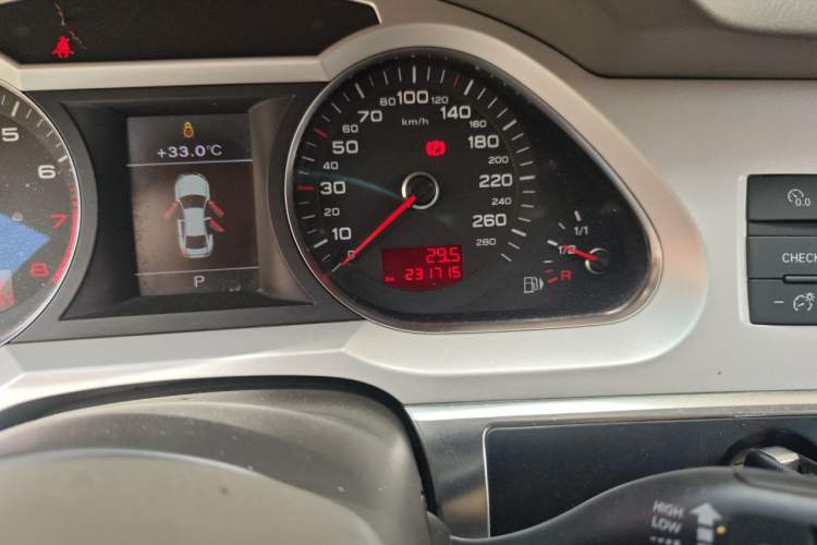 Used Audi A6L 2011 2.0 TFSI Automatic Standard Edition Odometer Close Up