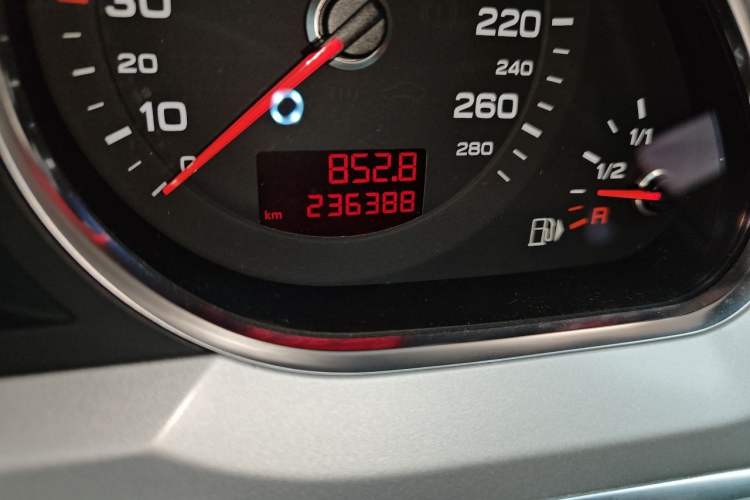 Used Audi A6L 2011 2.4L Luxury Edition Odometer Close Up