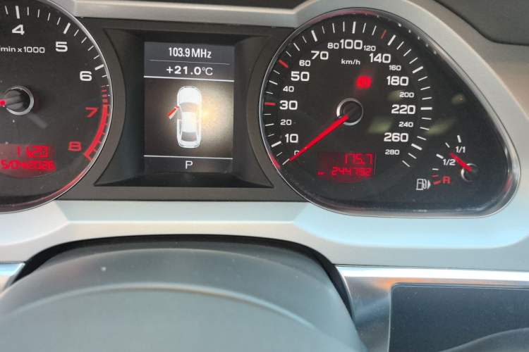 Used Audi A6L 2011 2.0 TFSI Automatic Standard Edition Odometer Close Up