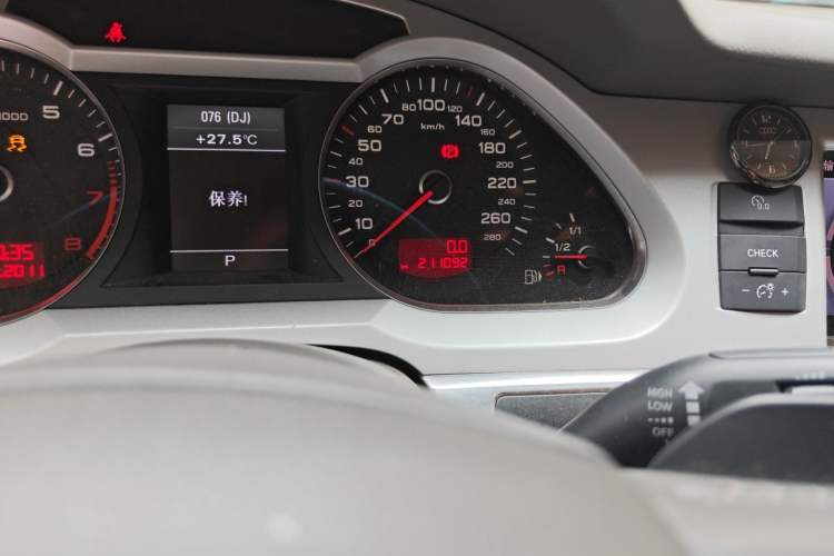 Used Audi A6L 2011 2.0 TFSI Automatic Standard Edition Odometer Close Up