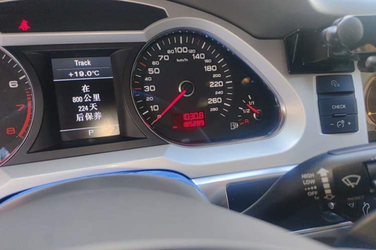 Used Audi A6L 2011 2.0 TFSI automatic Comfort trim Odometer Close Up
