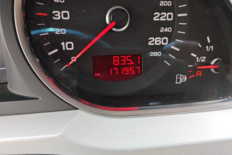 Used Audi A6L 2011 2.0 TFSI Automatic Standard Edition Odometer Close Up