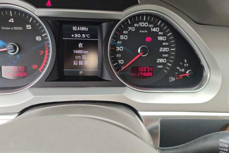 Used Audi A6L 2011 2.0 TFSI automatic Comfort trim Odometer Close Up