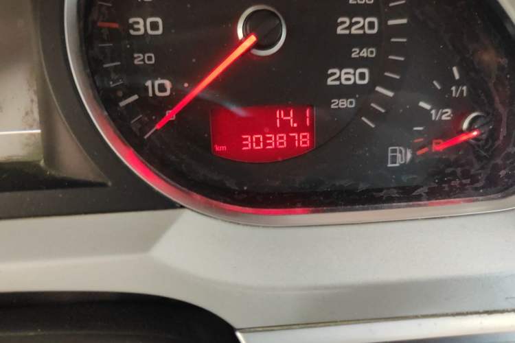 Used Audi A6L 2011 2.0 TFSI Automatic Standard Edition Odometer Close Up