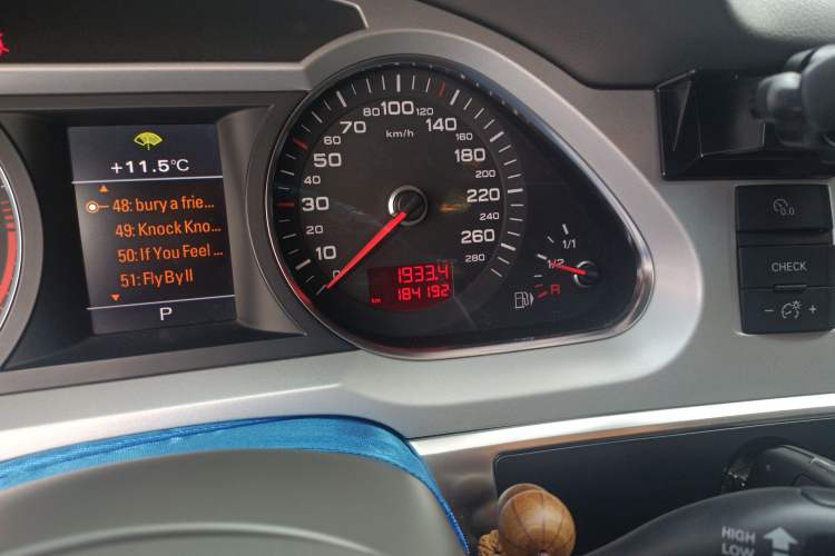 Used Audi A6L 2011 2.0 TFSI automatic Comfort trim Odometer Close Up