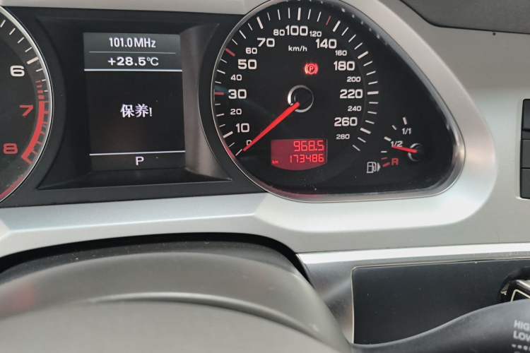 Used Audi A6L 2011 2.0 TFSI Automatic Standard Edition Odometer Close Up