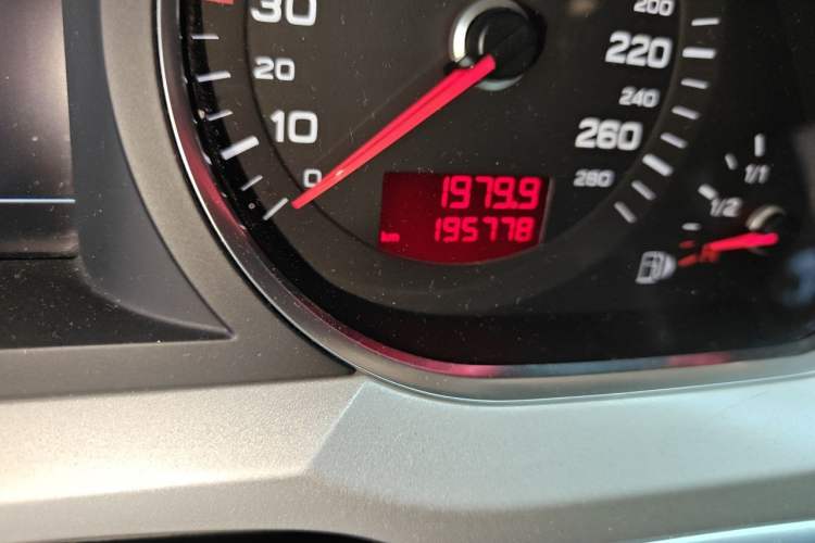 Used Audi A6L 2011 2.0 TFSI Automatic Standard Edition Odometer Close Up