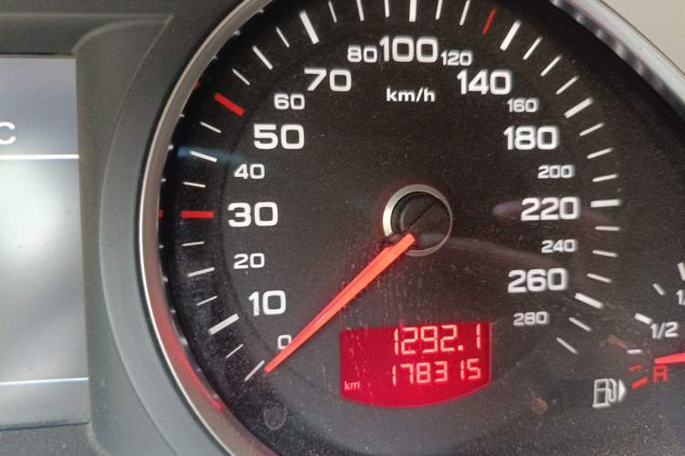 Used Audi A6L 2011 2.0 TFSI Automatic Standard Edition Odometer Close Up