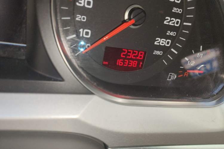 Used Audi A6L 2011 2.0 TFSI Automatic Standard Edition Odometer Close Up