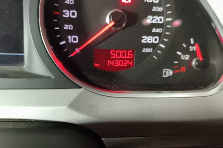 Used Audi A6L 2011 2.4L Luxury Edition Odometer Close Up