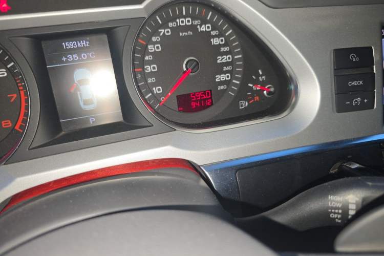 Used Audi A6L 2011 2.0 TFSI Automatic Standard Edition Odometer Close Up