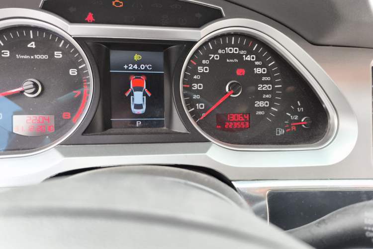 Used Audi A6L 2011 2.0 TFSI automatic Comfort trim Odometer Close Up