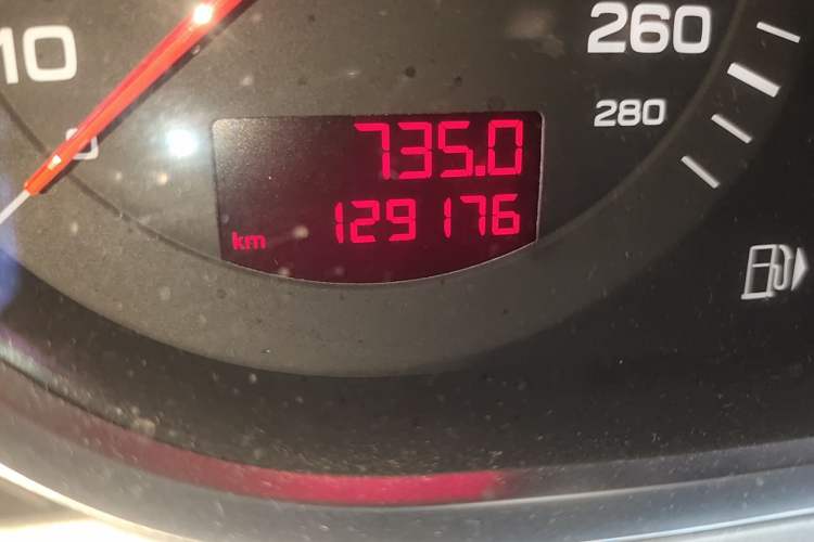 Used Audi A6L 2011 2.4L Comfort Edition Odometer Close Up