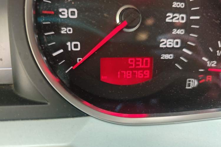 Used Audi A6L 2011 2.0 TFSI Automatic Standard Edition Odometer Close Up