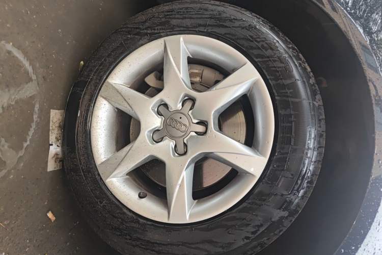 Used Audi A6L 2011 2.0 TFSI automatic Comfort trim Right Front Wheel Hub