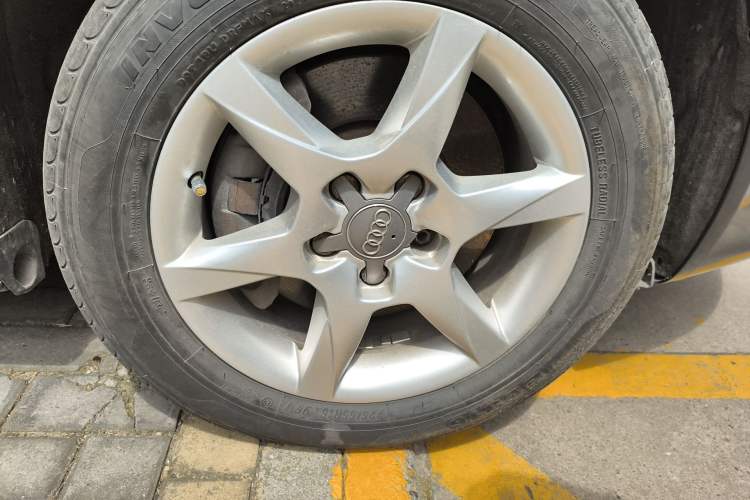 Used Audi A6L 2011 2.0 TFSI Automatic Standard Edition Right Front Wheel Hub