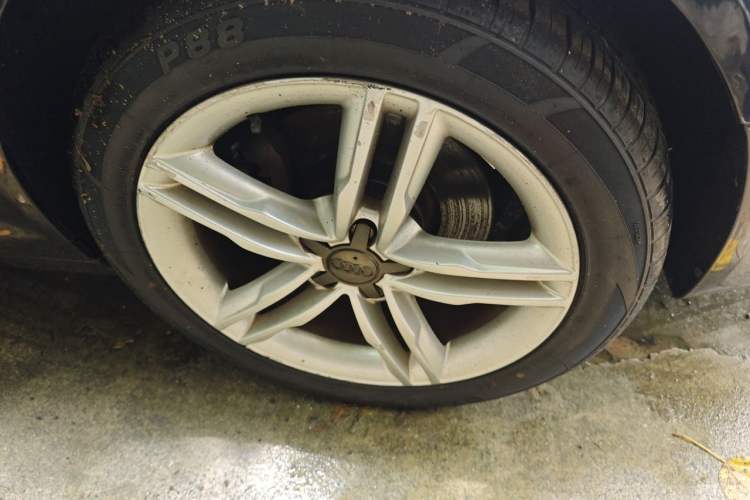Used Audi A6L 2011 2.0 TFSI automatic Comfort trim Right Front Wheel Hub
