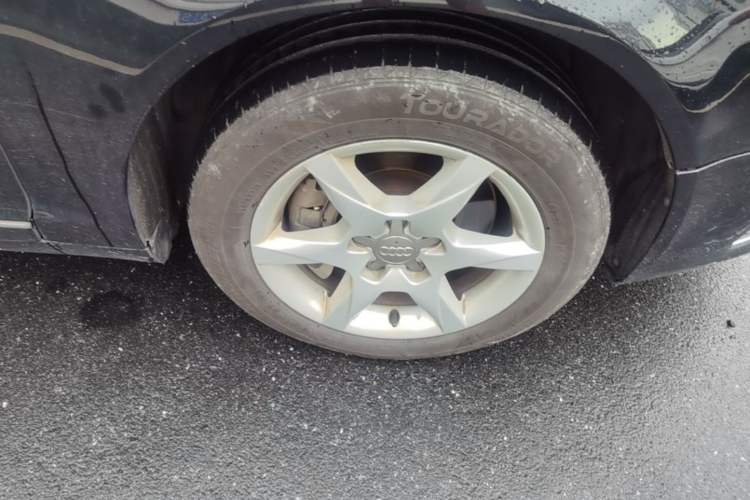 Used Audi A6L 2011 2.0 TFSI automatic Comfort trim Right Front Wheel Hub