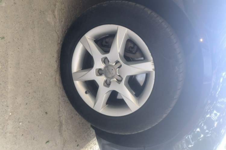 Used Audi A6L 2011 2.0 TFSI automatic Comfort trim Right Front Wheel Hub