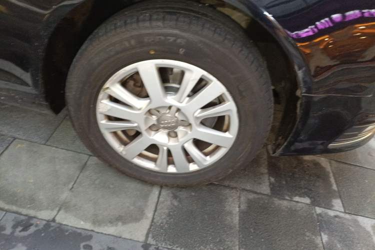 Used Audi A6L 2011 2.0 TFSI automatic Comfort trim Right Front Wheel Hub