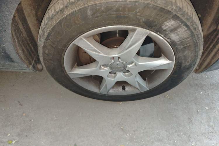 Used Audi A6L 2011 2.0 TFSI automatic Comfort trim Right Front Wheel Hub