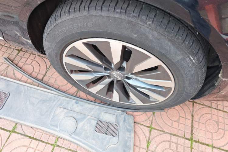 Used Audi A6L 2011 2.0 TFSI automatic Comfort trim Right Front Wheel Hub