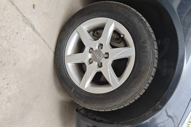 Used Audi A6L 2011 2.0 TFSI Automatic Standard Edition Right Front Wheel Hub