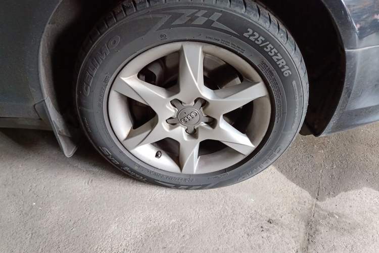 Used Audi A6L 2011 2.0 TFSI automatic Comfort trim Right Front Wheel Hub