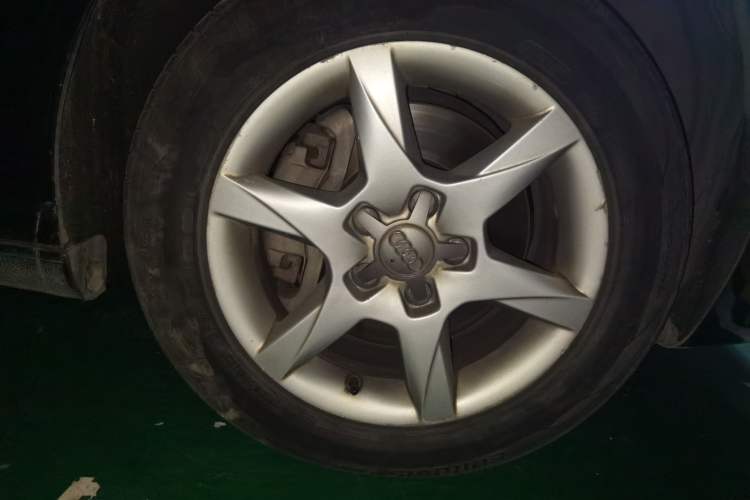 Used Audi A6L 2011 2.0 TFSI automatic Comfort trim Right Front Wheel Hub