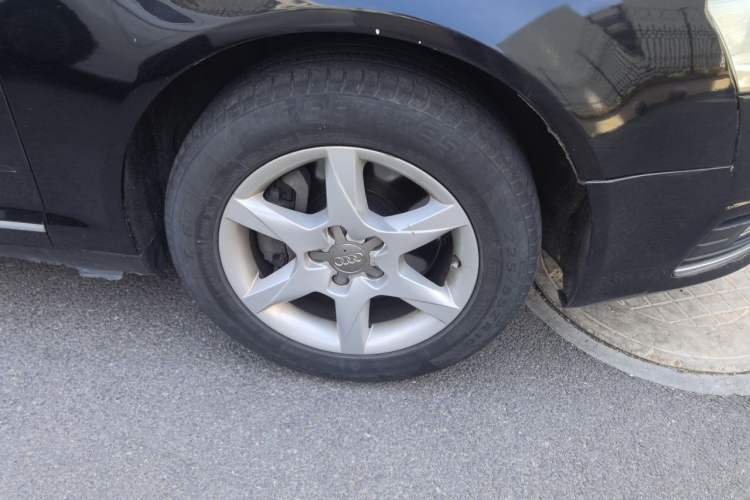 Used Audi A6L 2011 2.0 TFSI automatic Comfort trim Right Front Wheel Hub