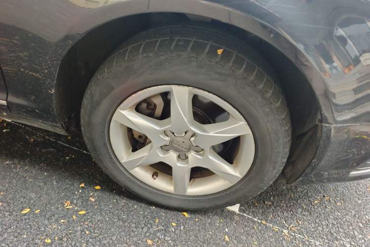 Used Audi A6L 2011 2.0 TFSI automatic Comfort trim Right Front Wheel Hub