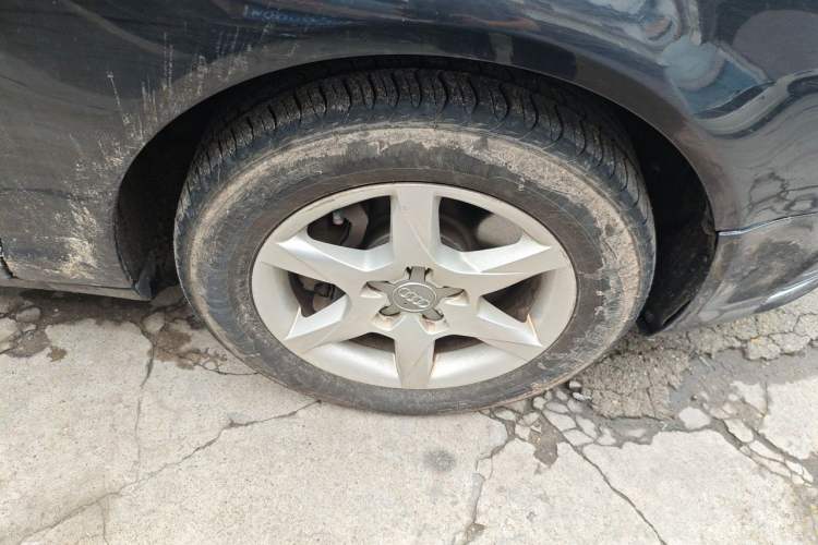 Used Audi A6L 2011 2.0 TFSI automatic Comfort trim Right Front Wheel Hub