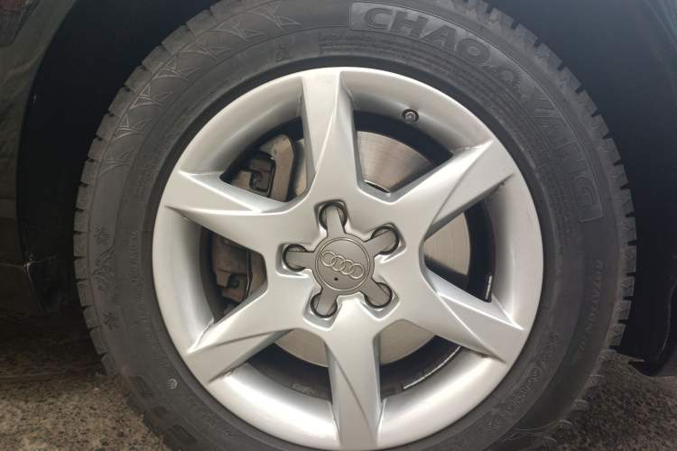 Used Audi A6L 2011 2.0 TFSI automatic Comfort trim Right Front Wheel Hub