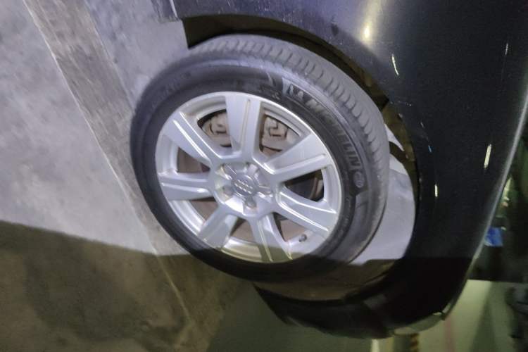 Used Audi A6L 2011 2.8 FSI Comfort Model Right Front Wheel Hub