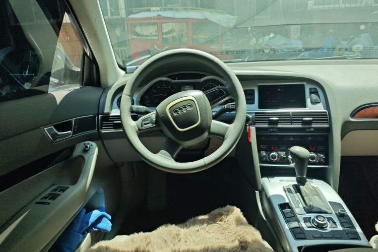 Used Audi A6L 2011 2.0 TFSI automatic Comfort trim Steering Wheel