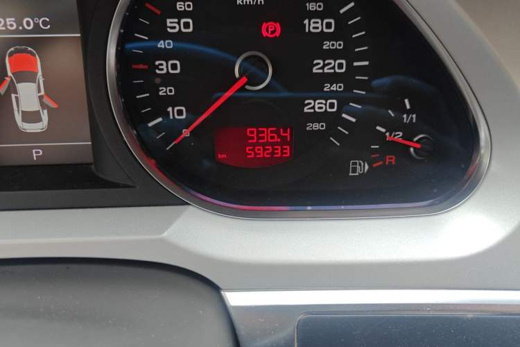 Used Audi A6L 2011 2.0 TFSI Automatic Standard Edition Odometer Close Up