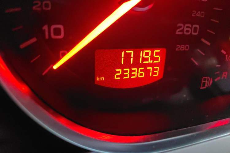 Used Audi A6L 2011 2.0 TFSI Automatic Standard Edition Odometer Close Up