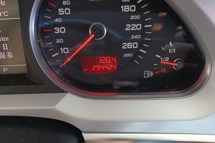 Used Audi A6L 2011 2.4L Comfort Edition Odometer Close Up