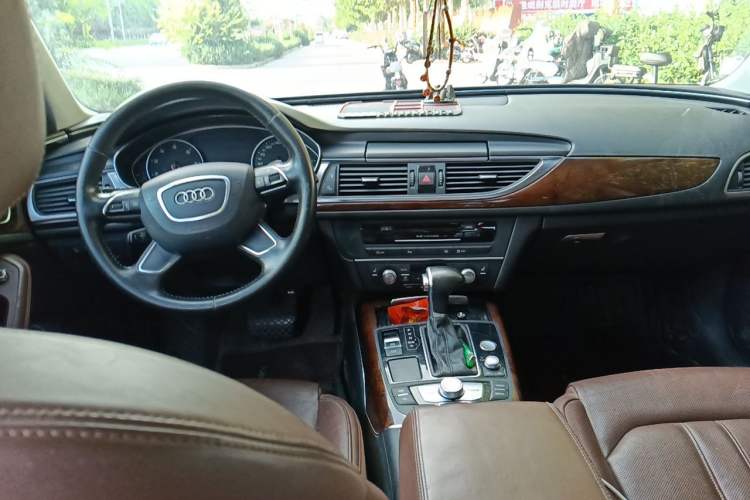 Used Audi A6L 2012 35 FSI Comfort Model Center Console