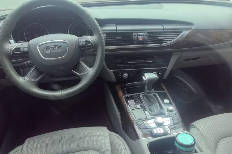 Used Audi A6L 2012 35 FSI Luxury Model Center Console