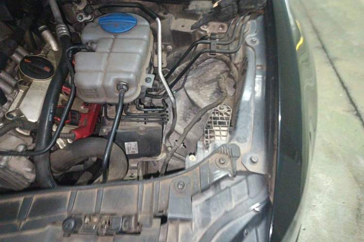 Used Audi A6L 2012 35 FSI Comfort Model Engine Bay Left