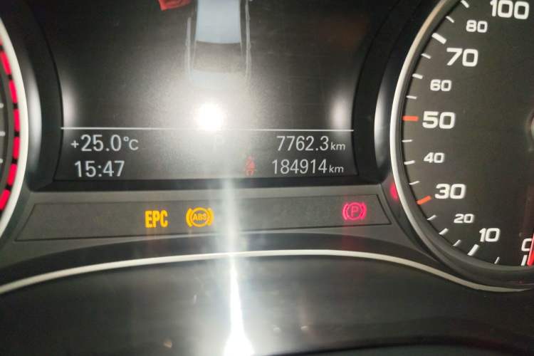 Used Audi A6L 2012 TFSI Standard Model Odometer Close Up