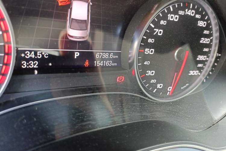 Used Audi A6L 2012 TFSI Standard Model Odometer Close Up